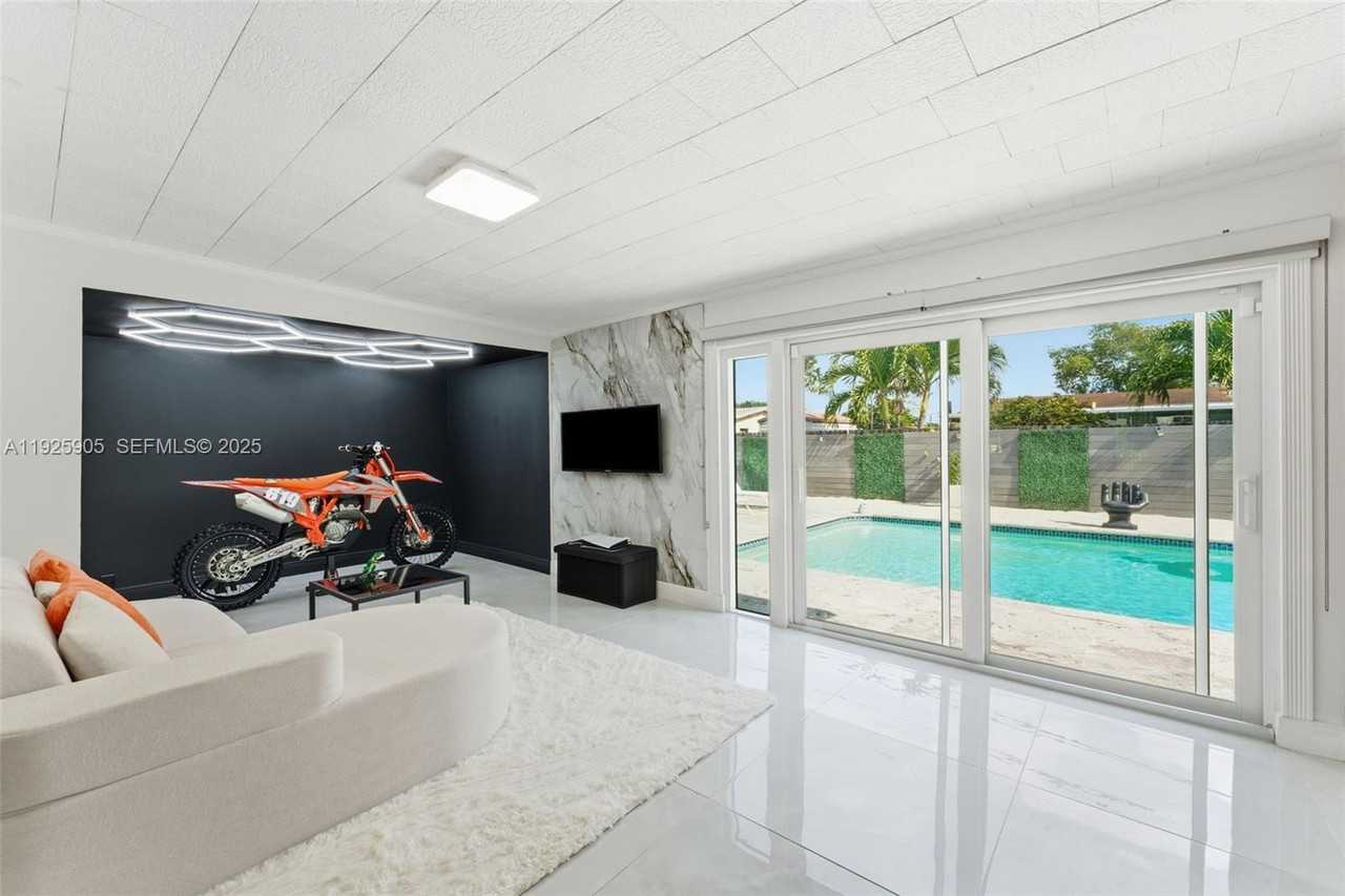 251 N 71st Ave - Photo 7 of 8