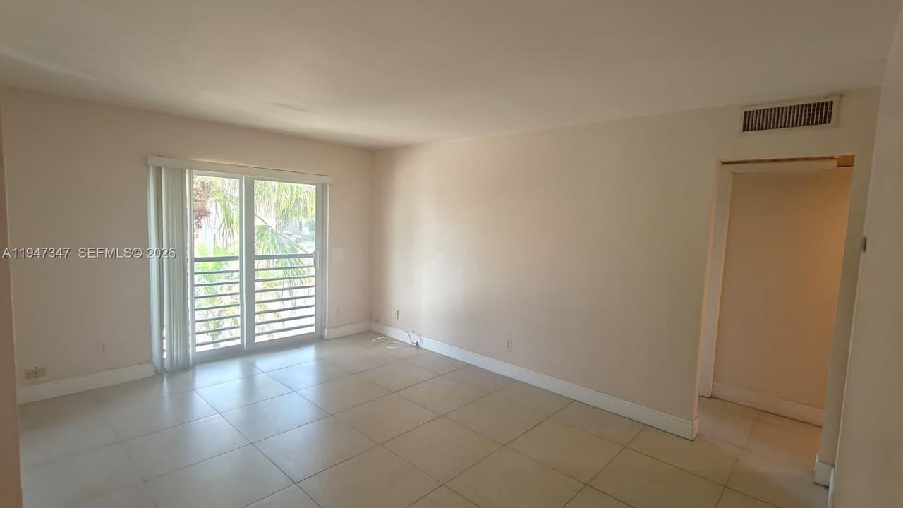 5214 Ne 6th Ave - Photo 5 of 7
