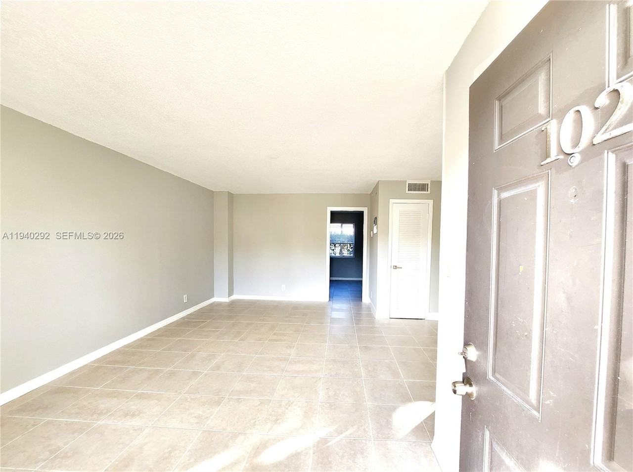190 Sw 15th St - Photo 2 of 8
