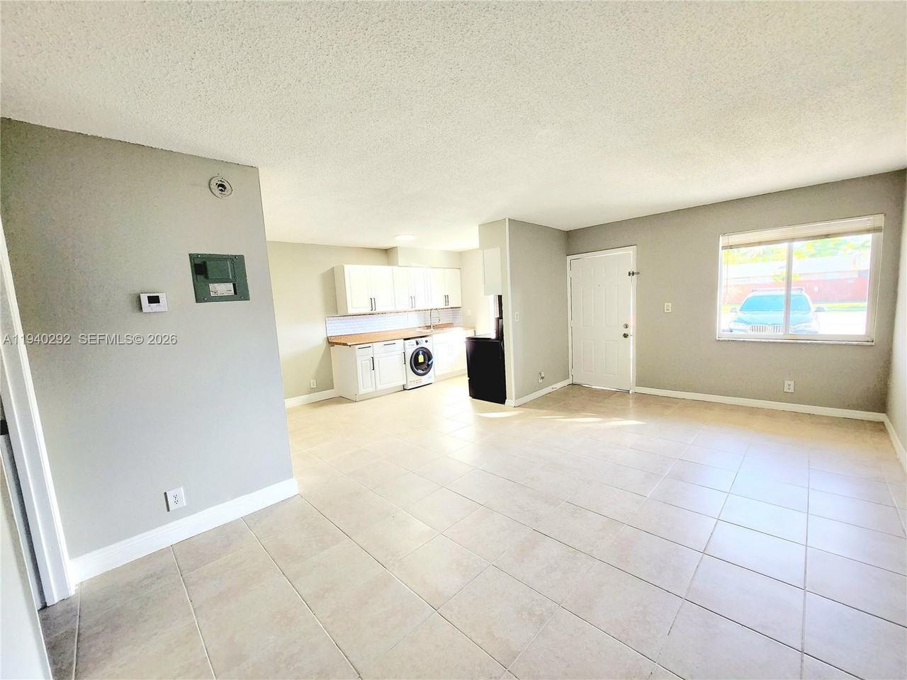 190 Sw 15th St - Photo 3 of 8