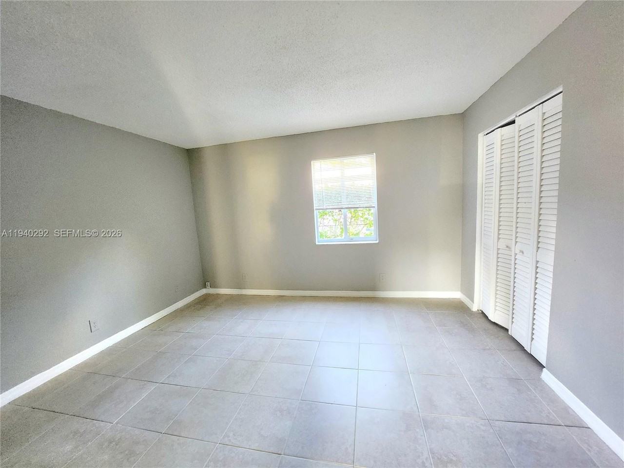 190 Sw 15th St - Photo 7 of 8