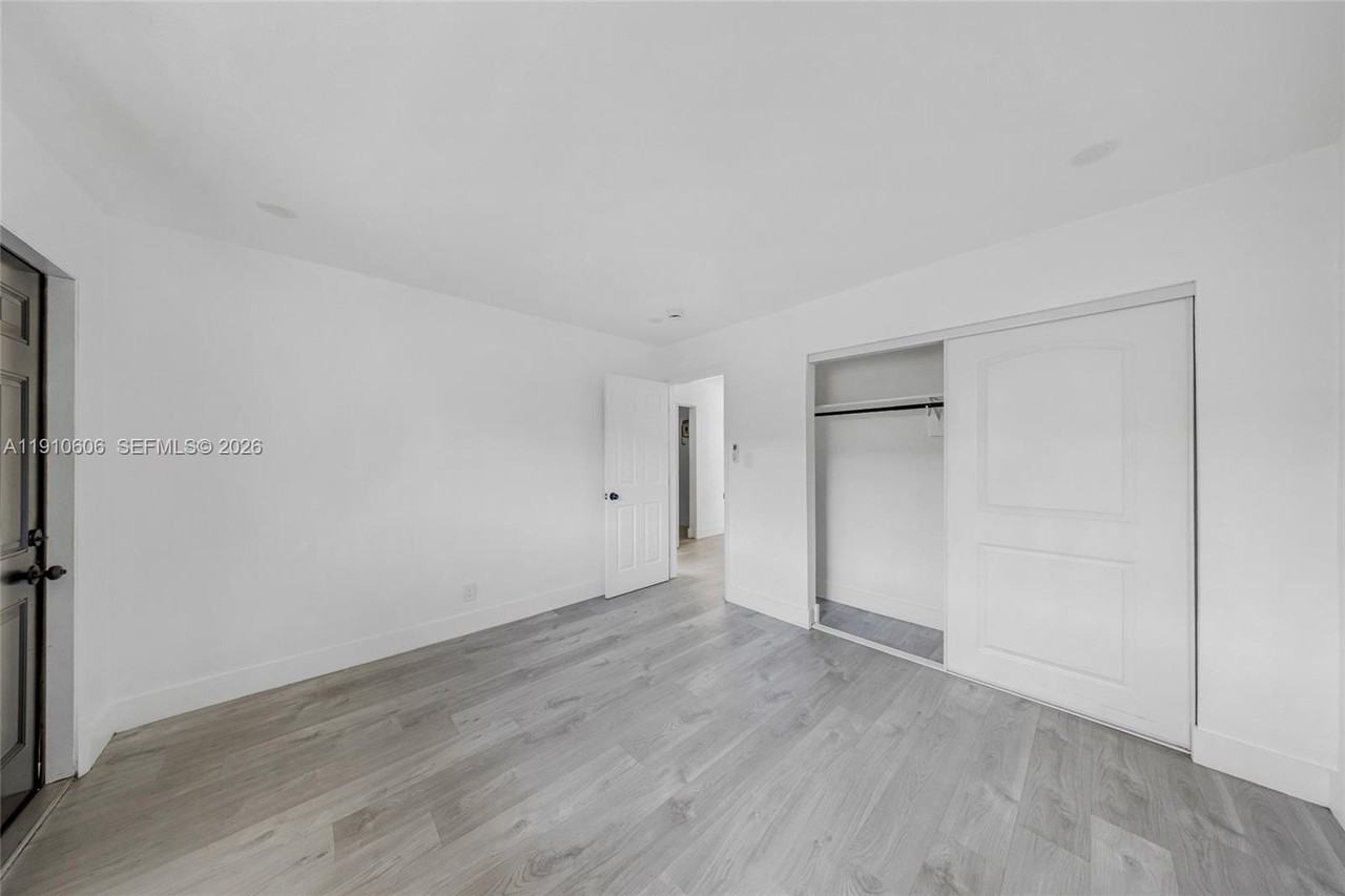 921 Nw 8th Ave - Photo 2 of 8