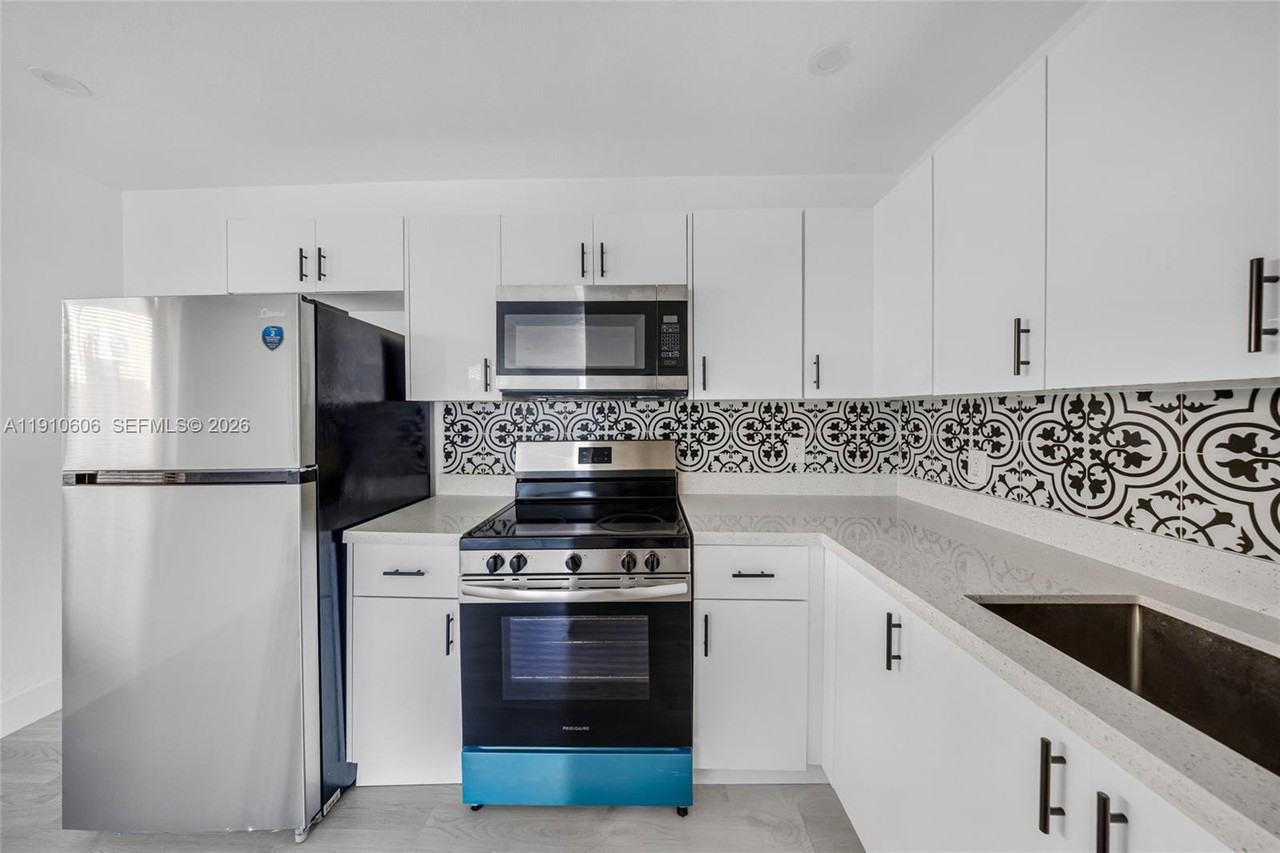 921 Nw 8th Ave - Photo 5 of 8