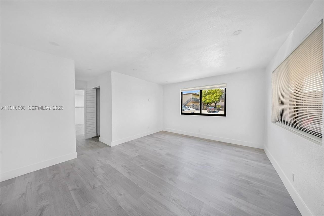 921 Nw 8th Ave - Photo 6 of 8