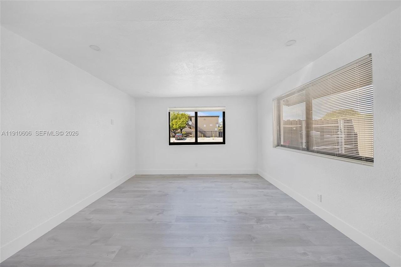 921 Nw 8th Ave - Photo 7 of 8