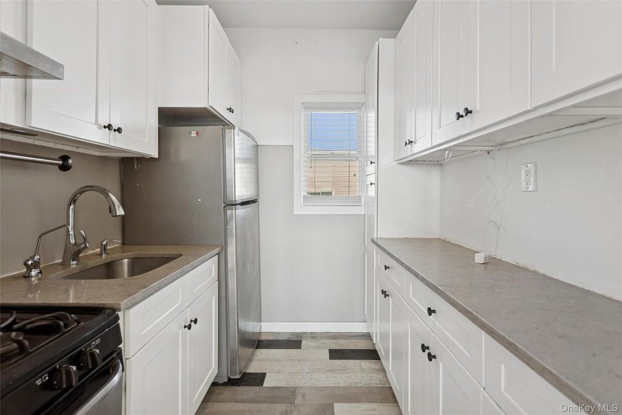 23 Troy Ave #2ndFL - Photo 5 of 8