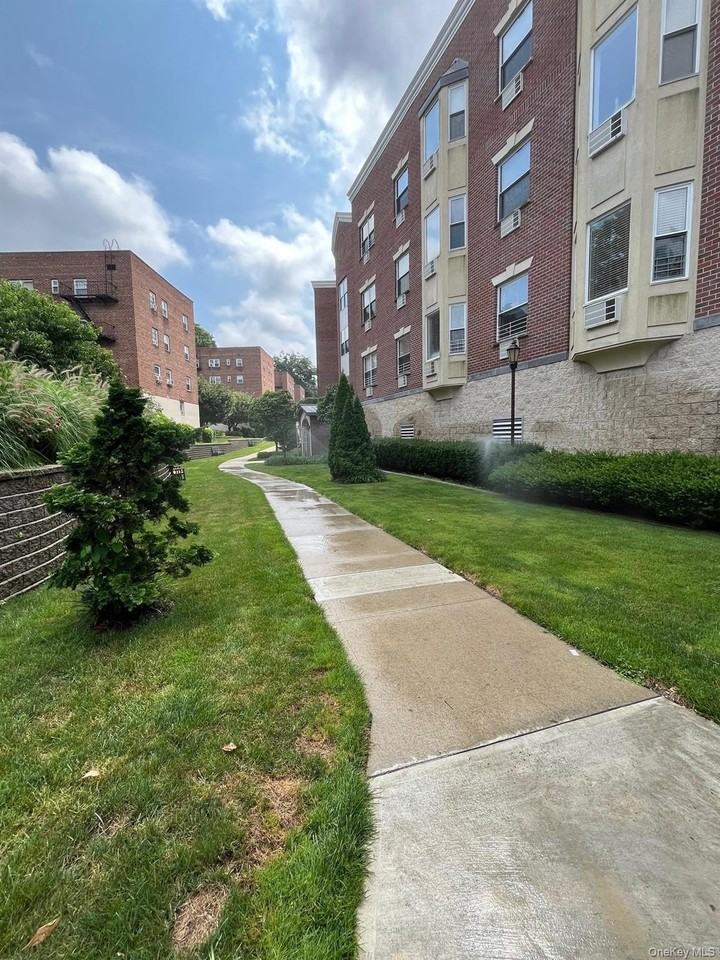 38 Knightsbridge Rd #1H - Photo 2 of 2