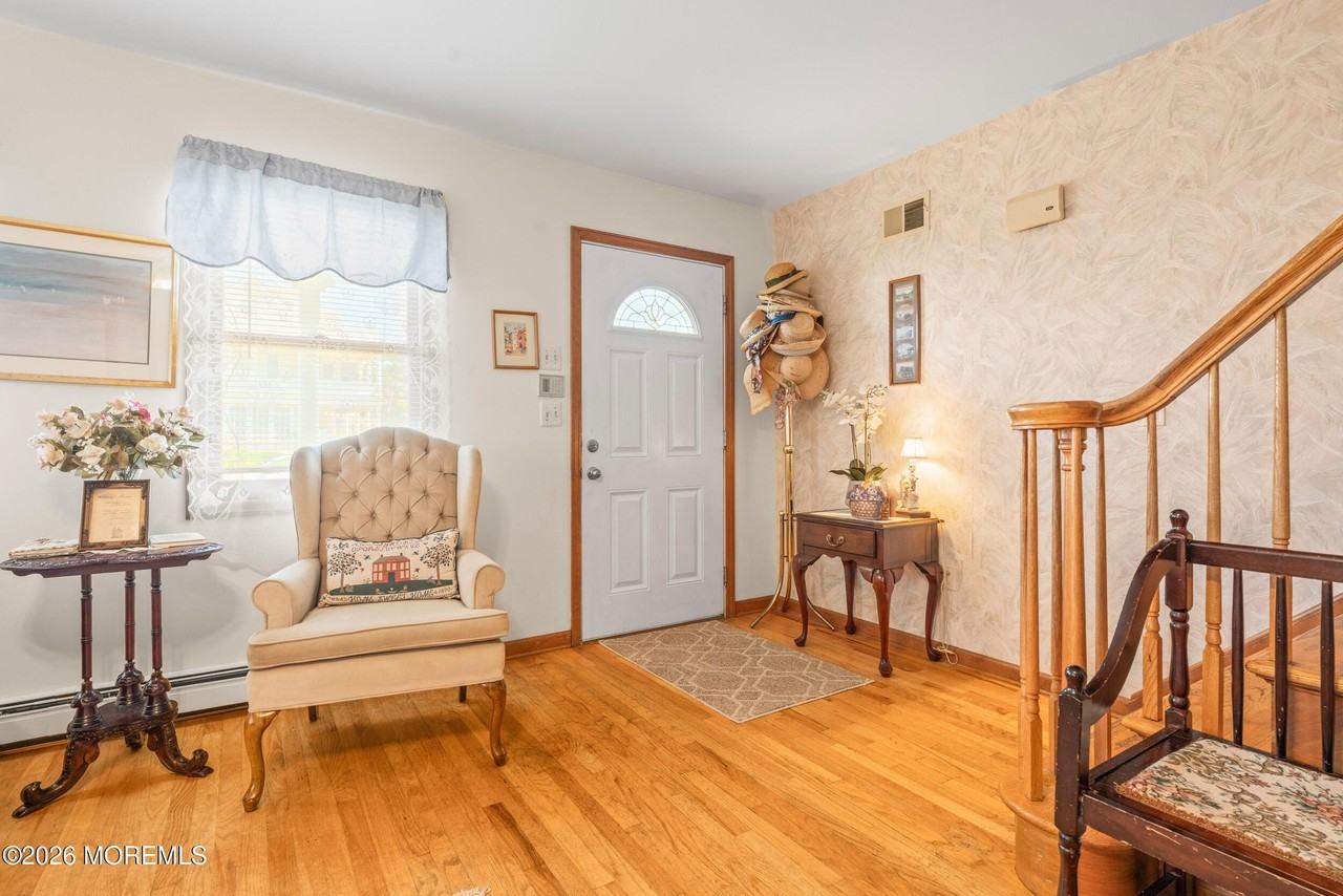 4 Webb Ave - Photo 7 of 41