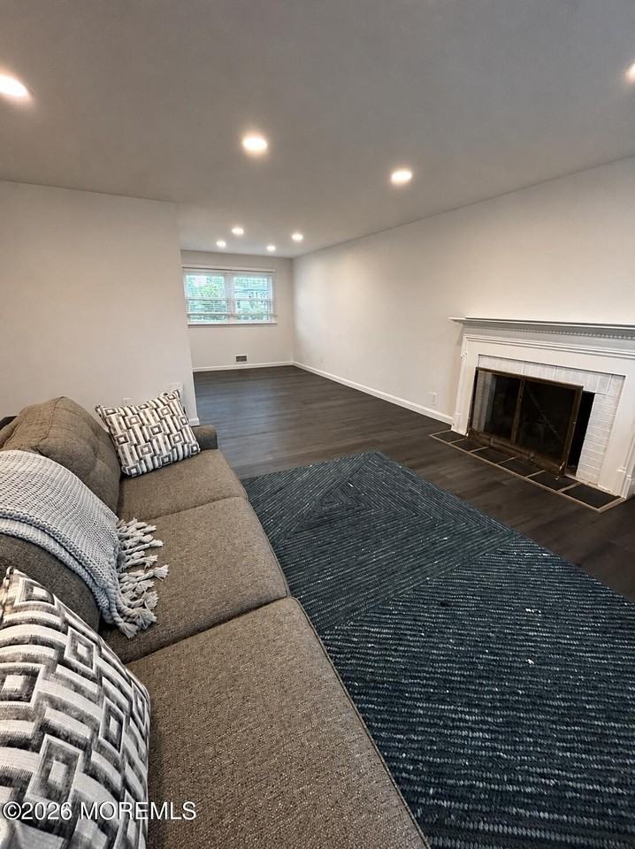 2133 Bridge Ave - Photo 3 of 11