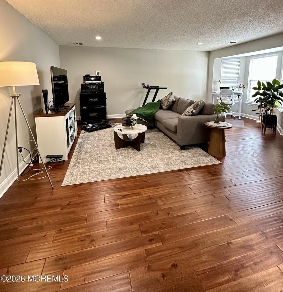 210 Tulip Ln - Photo 5 of 11