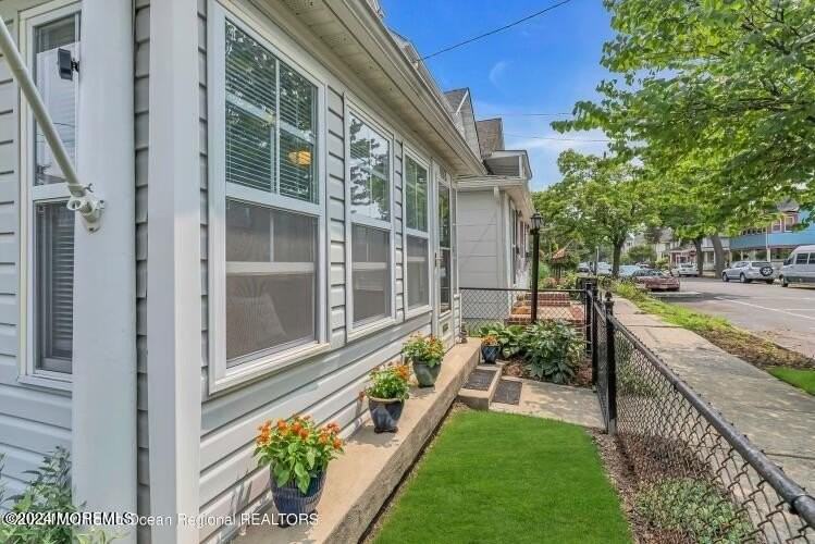 113 Webb Ave - Photo 4 of 31