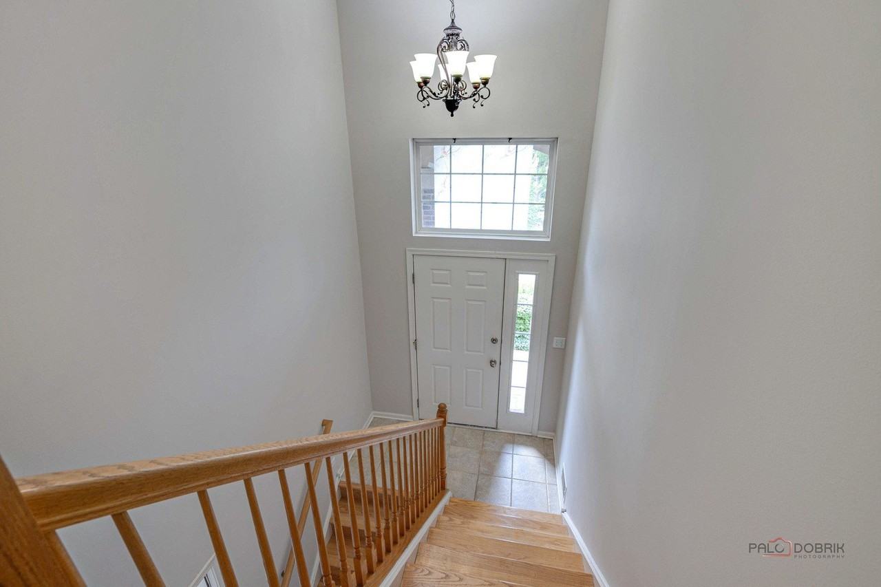 552 Saddlebrook Ln - Photo 4 of 31