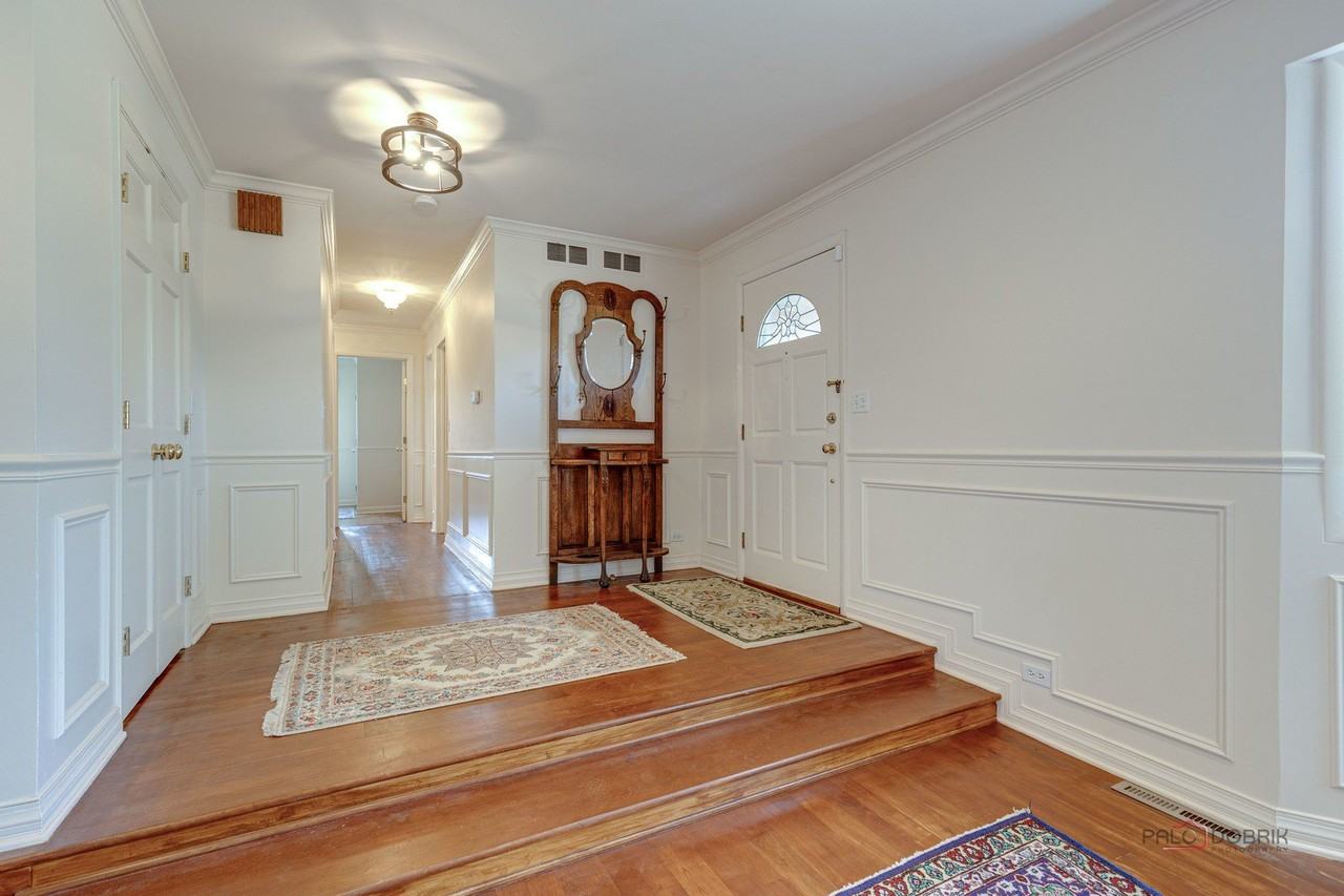 1447 Carol Ln - Photo 4 of 39