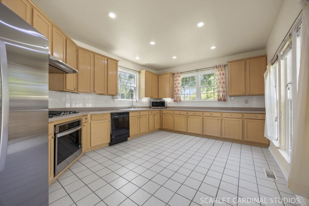 1602 Astor Ave - Photo 5 of 18