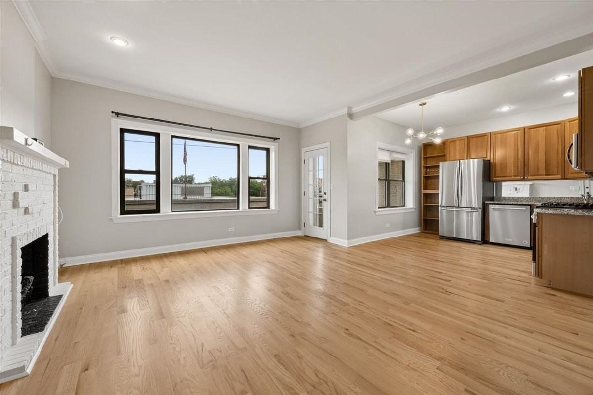 1340 W Irving Park Rd #3 - Photo 3 of 11
