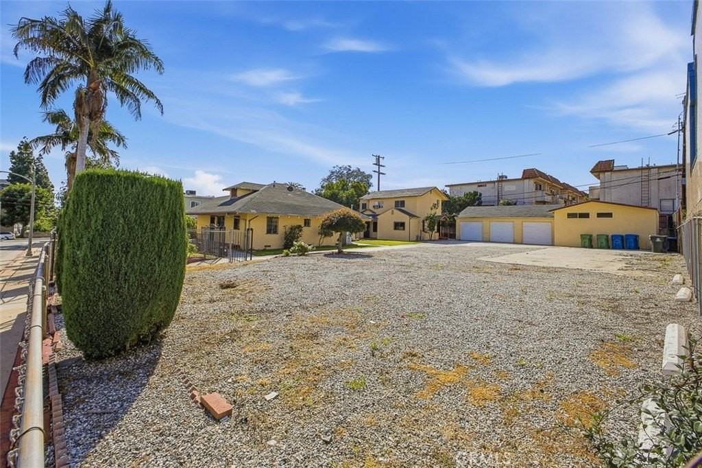 209 N Monterey 1/2 - Photo 2 of 19