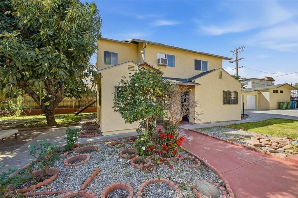 209 N Monterey 1/2 - Photo 3 of 19