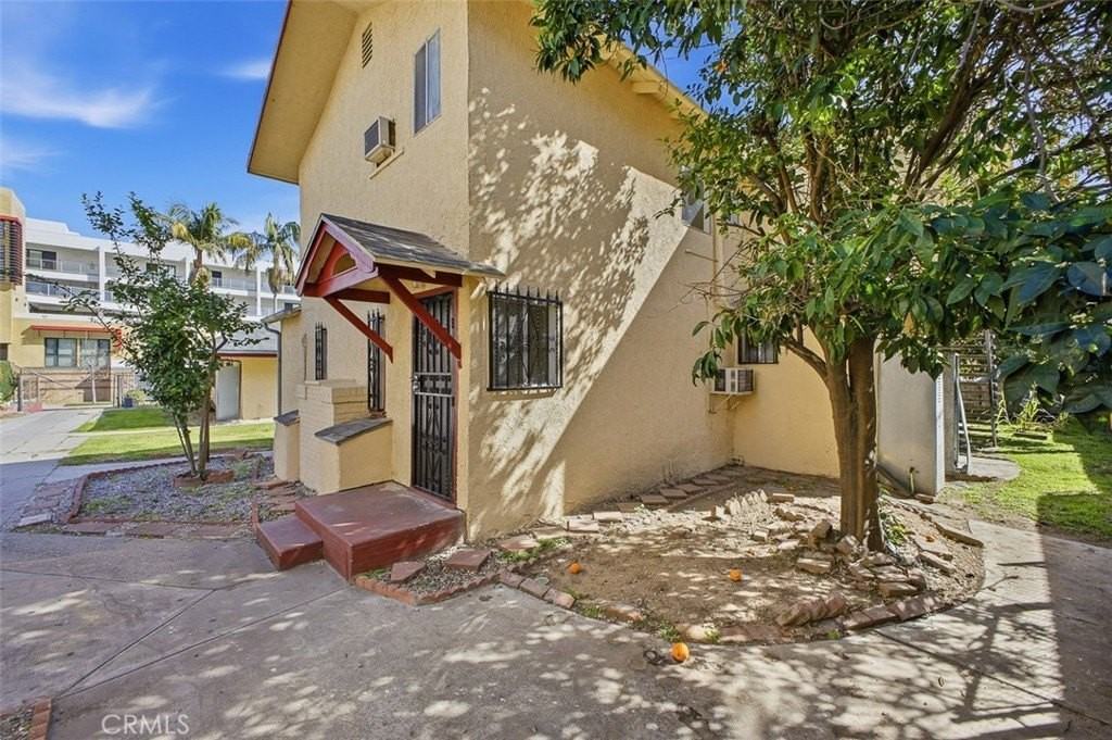 209 N Monterey 1/2 - Photo 4 of 19