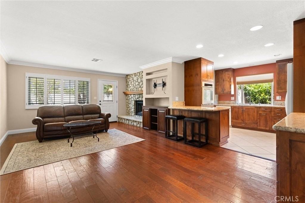 5081 Howard Ave - Photo 4 of 32