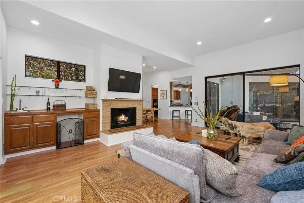 341 S Meadows Ave - Photo 5 of 50