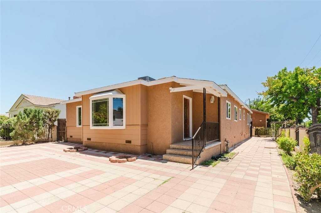13856 Runnymede St - Photo 2 of 37