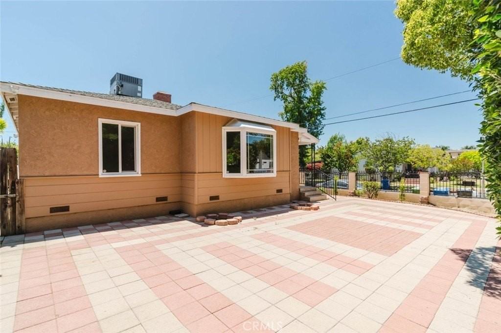 13856 Runnymede St - Photo 3 of 37