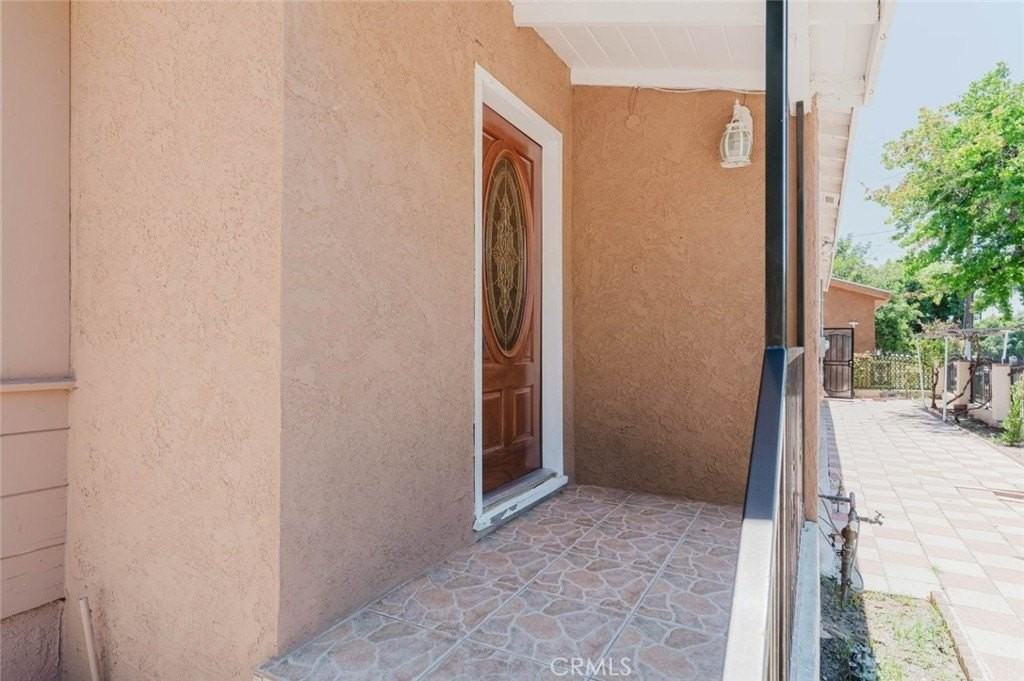 13856 Runnymede St - Photo 4 of 37
