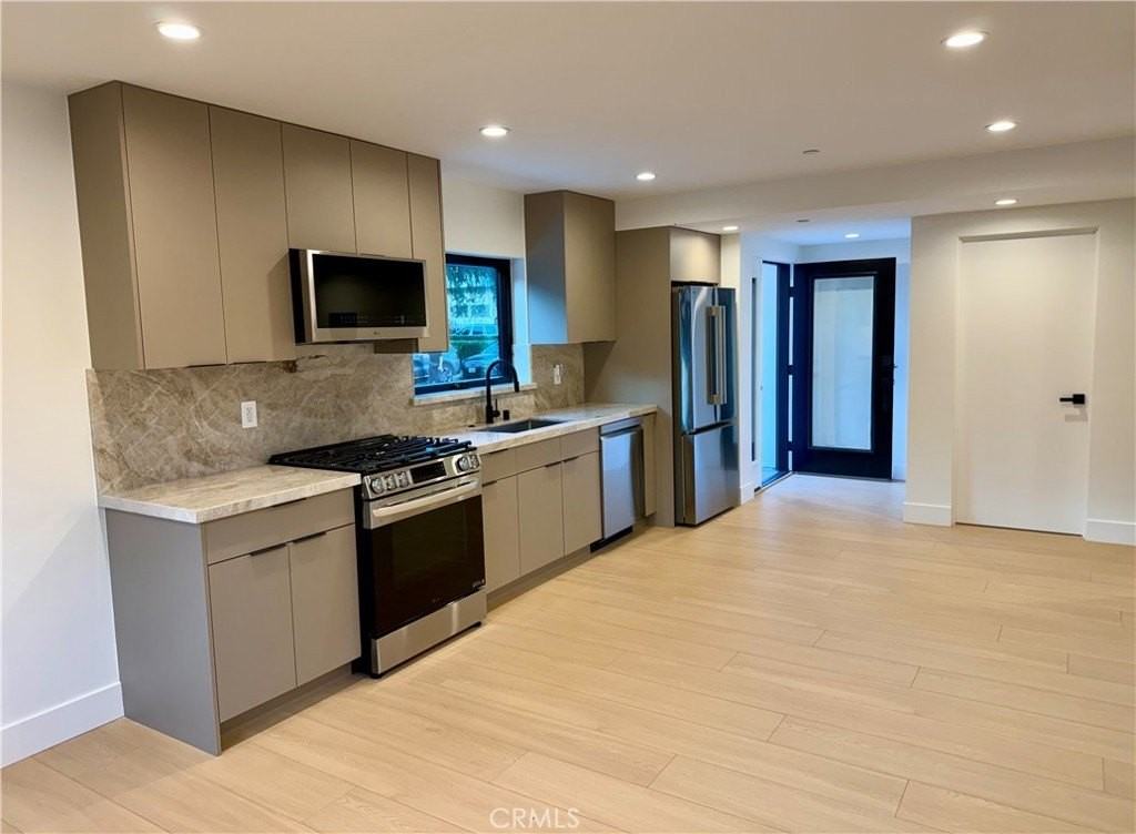 12820 Bloomfield St - Photo 4 of 14