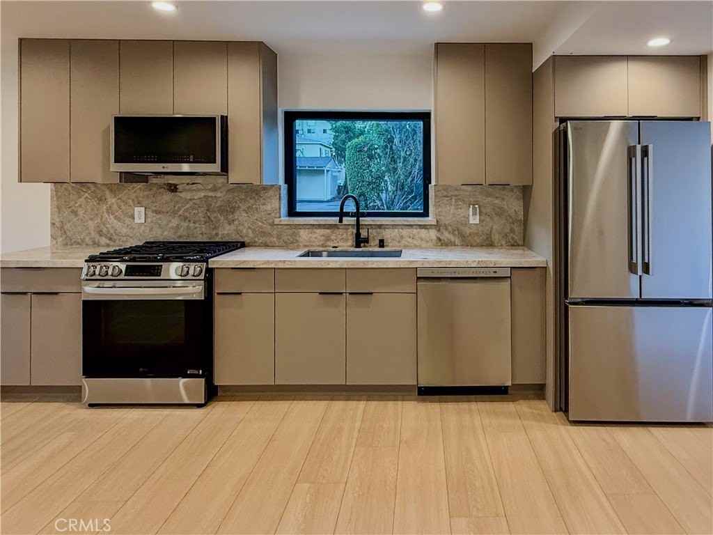 12820 Bloomfield St - Photo 5 of 14