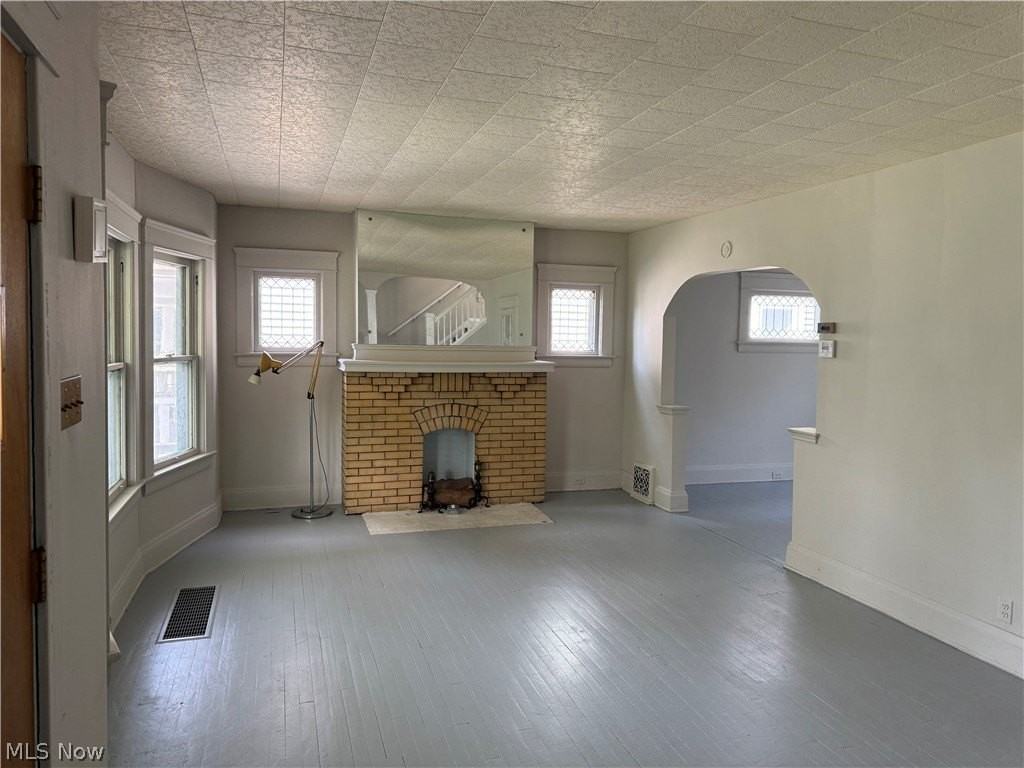 9409 Kempton Ave - Photo 4 of 7