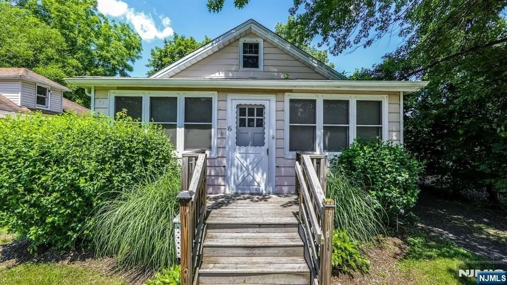 16 Lakeview Ter - Photo 2 of 15