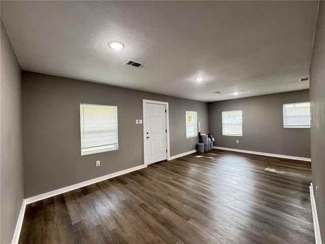 135 Rosewood Dr - Photo 3 of 12
