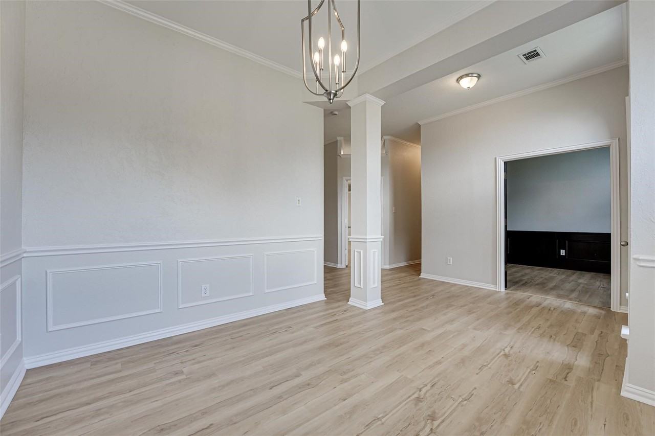 8104 Yacht St - Photo 3 of 31
