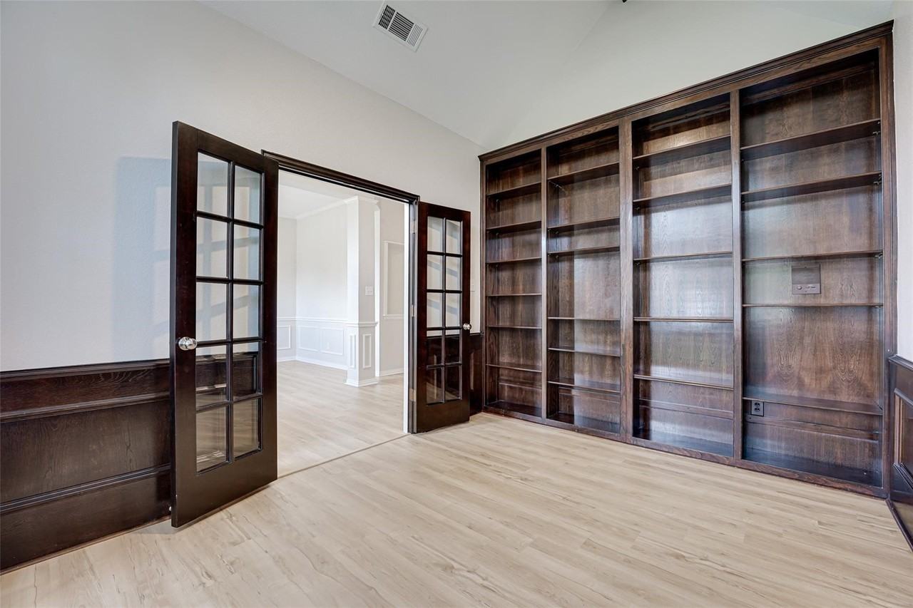 8104 Yacht St - Photo 5 of 31