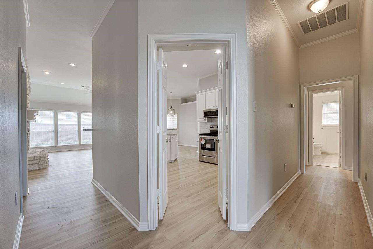 8104 Yacht St - Photo 6 of 31