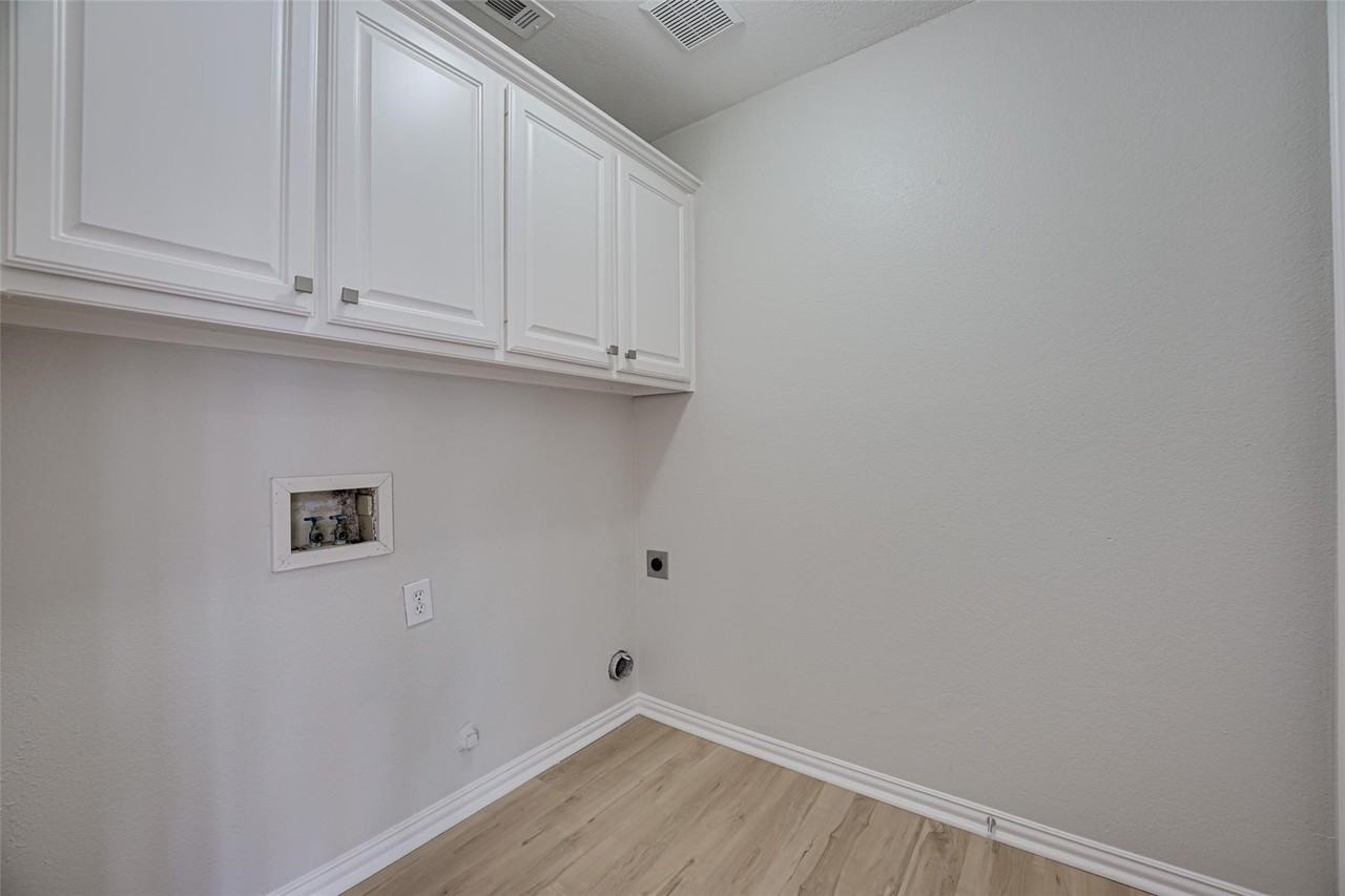 8104 Yacht St - Photo 7 of 31