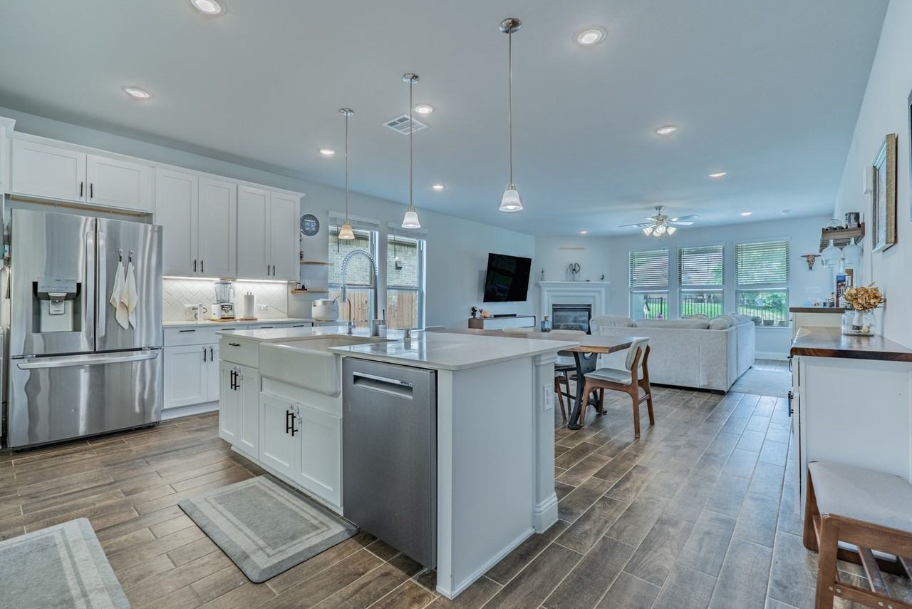 15894 Talamore Ln - Photo 4 of 34