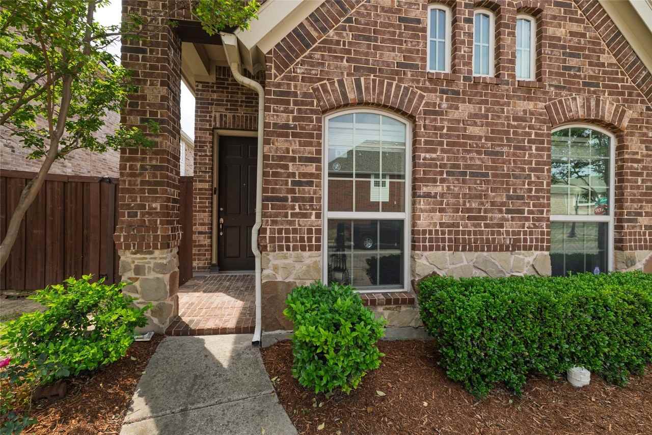2108 Harris Pl - Photo 2 of 34