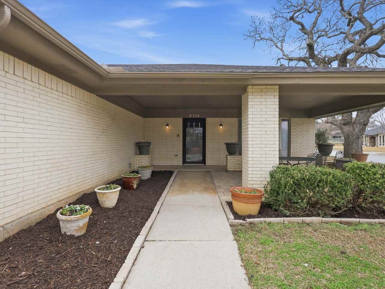 3716 Sweetbriar Ln - Photo 3 of 40