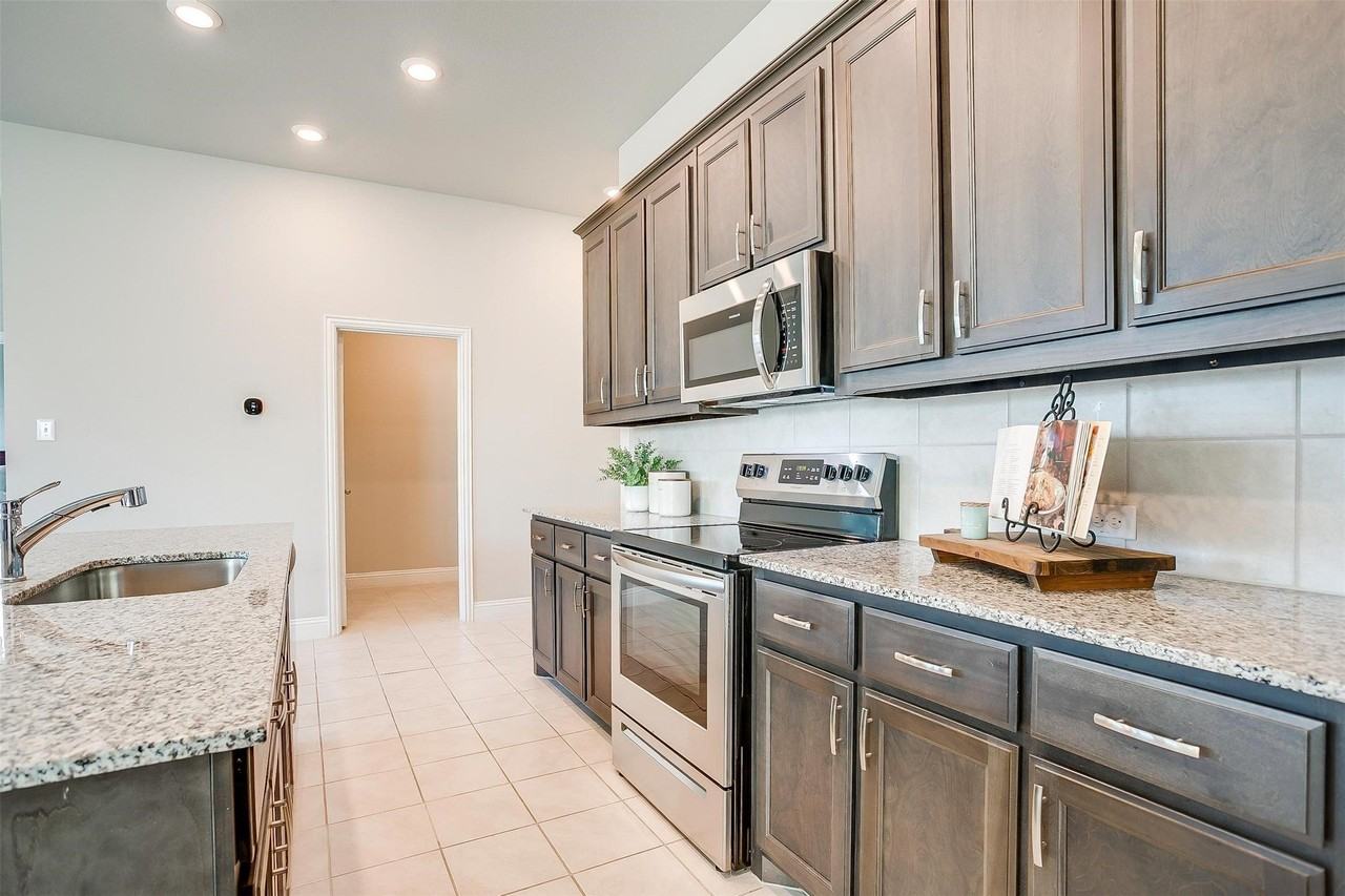 1448 Eagle Nest Dr - Photo 4 of 27