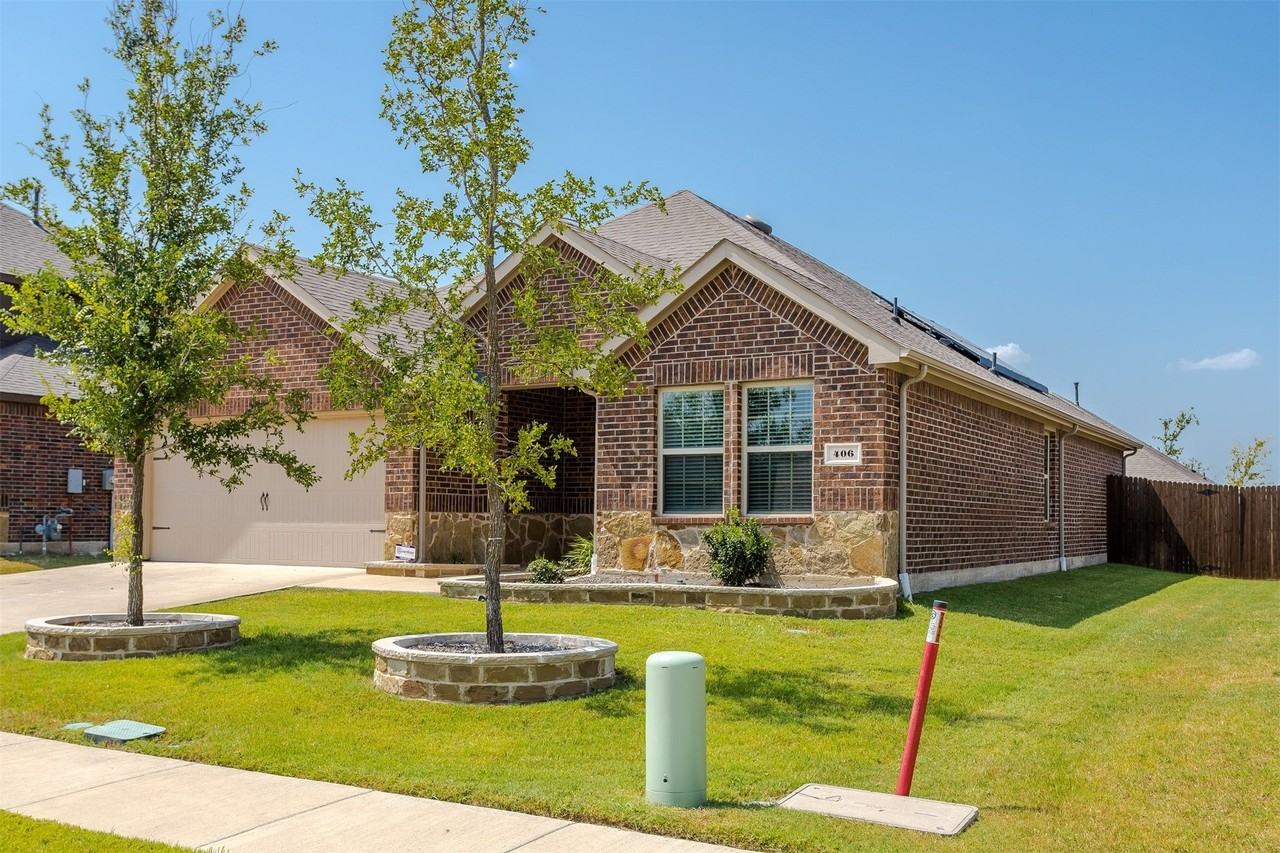 406 Saddle Club Way - Photo 2 of 34