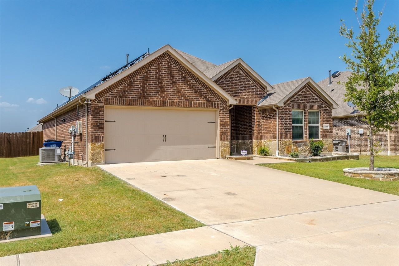 406 Saddle Club Way - Photo 3 of 34