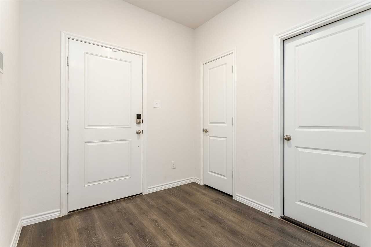 406 Saddle Club Way - Photo 4 of 34