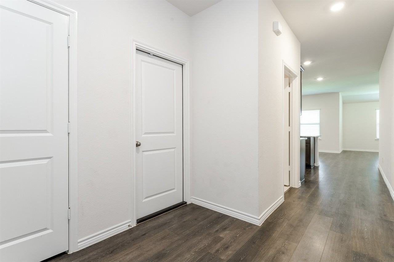406 Saddle Club Way - Photo 5 of 34
