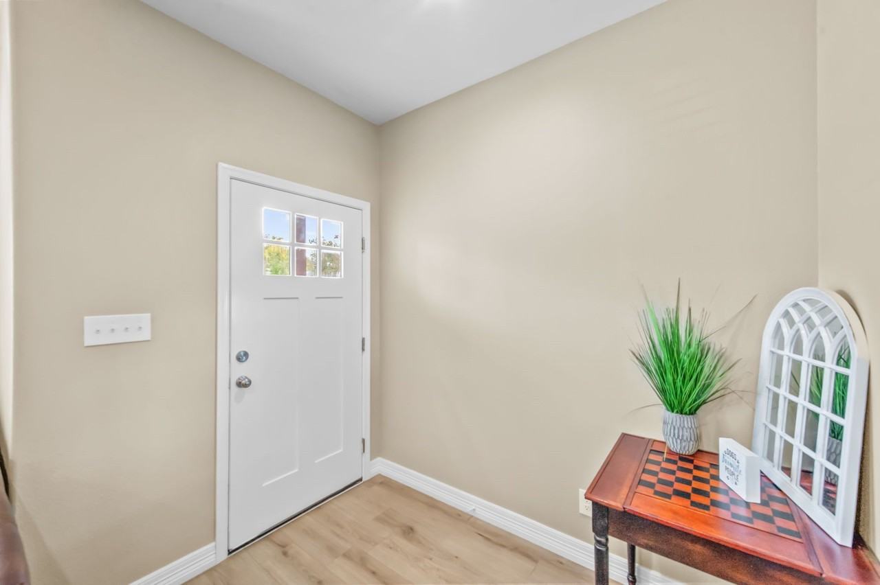 613 W Elm St - Photo 3 of 25