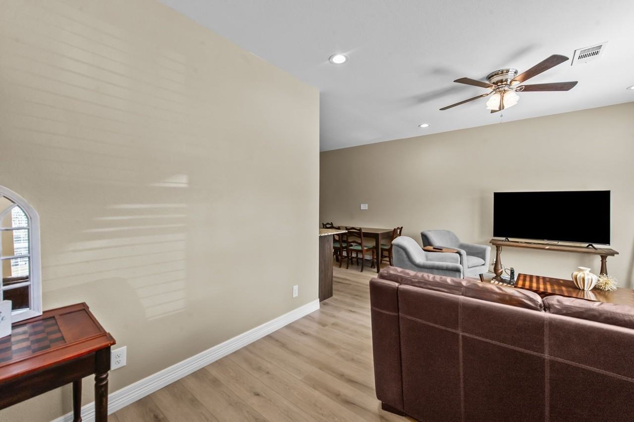 613 W Elm St - Photo 4 of 25