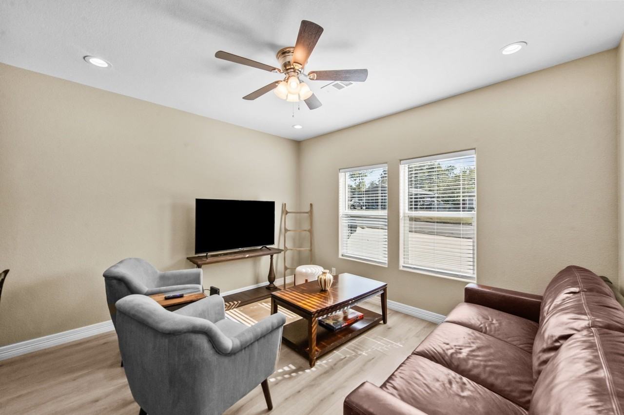 613 W Elm St - Photo 5 of 25