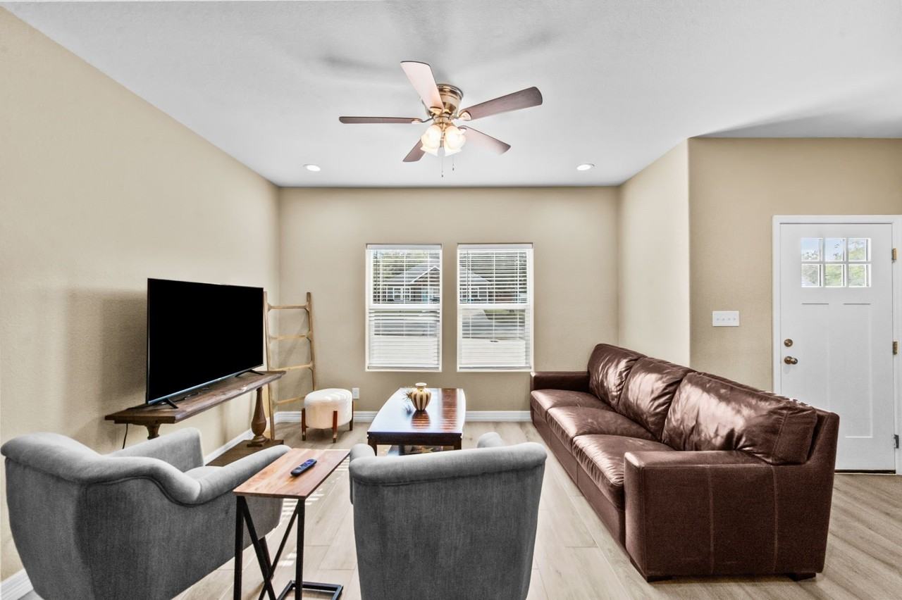 613 W Elm St - Photo 6 of 25