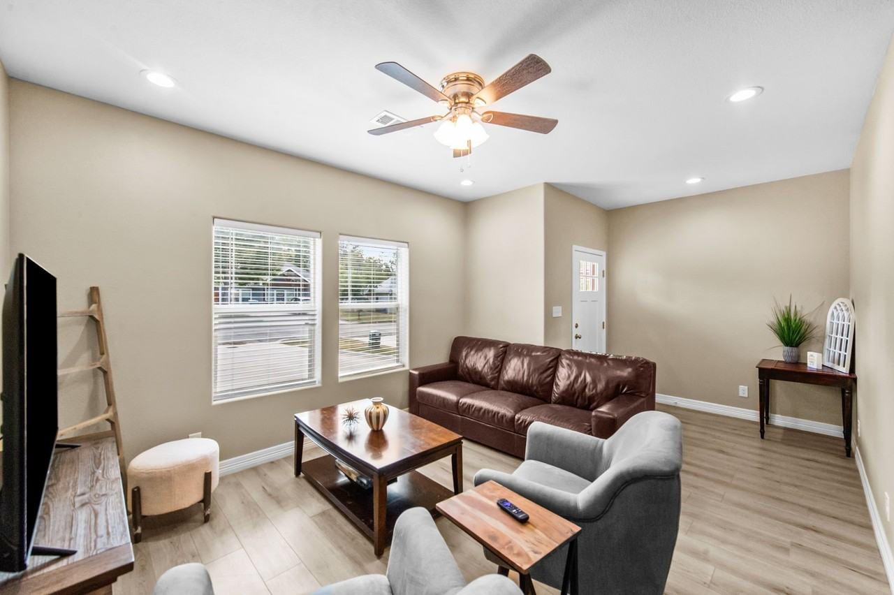 613 W Elm St - Photo 7 of 25