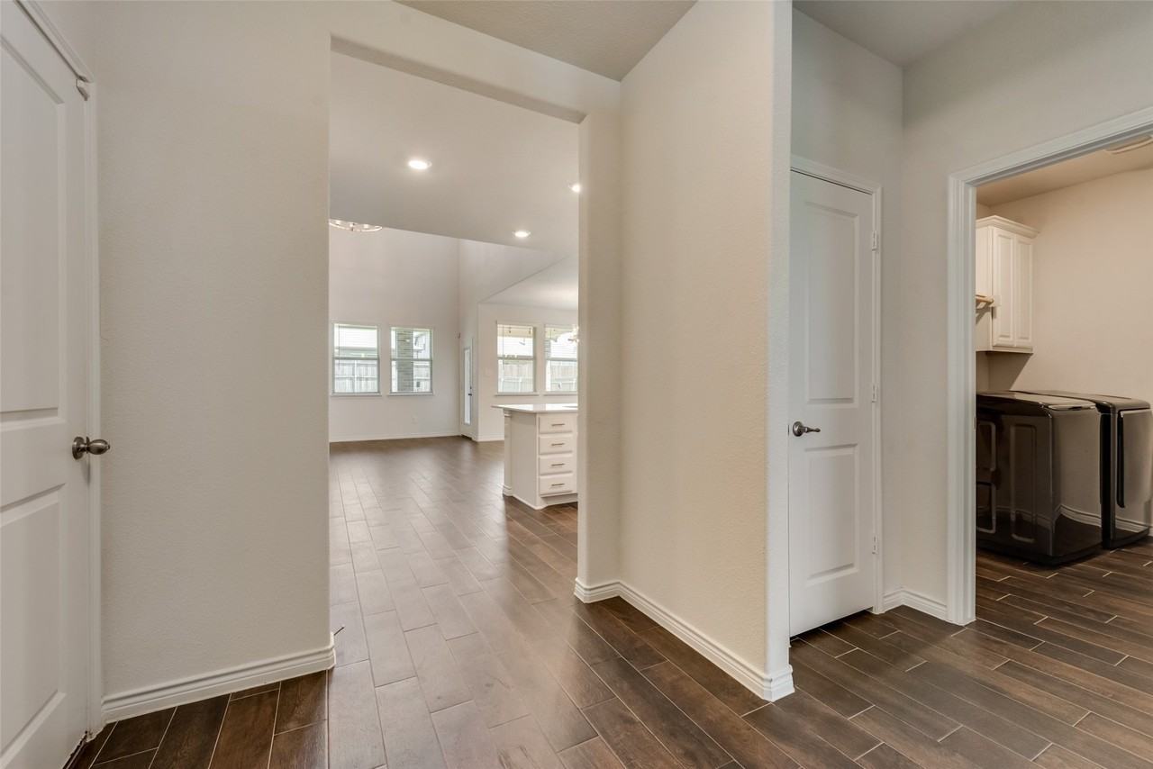 2085 Tahoka Ln - Photo 4 of 27